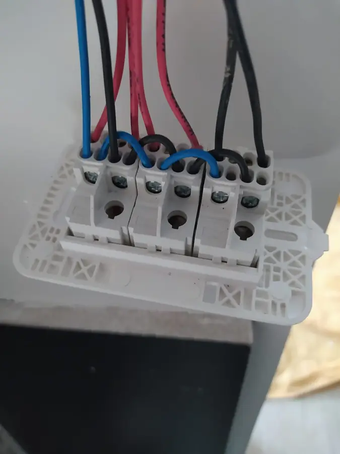 Conexión de cables de fase y neutro en una bornera
