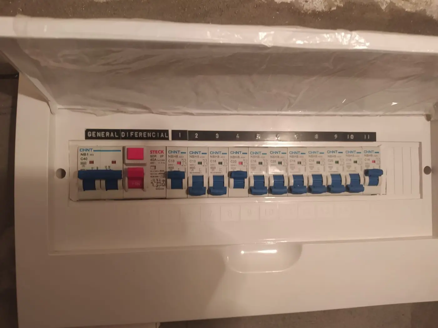 Tablero con llave general, diferencial y térmicas numeradas