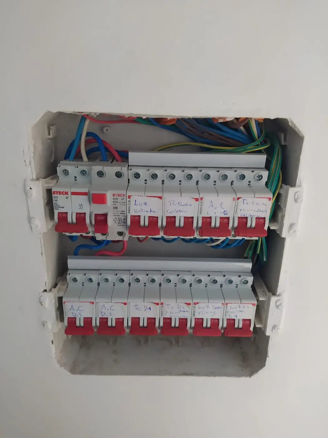 Tablero en obra con circuitos etiquetados de luz, tomas y aire acondicionado