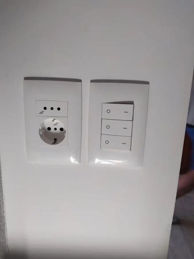 Tomacorriente y llaves instalados